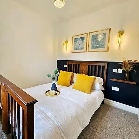 Sleeps 6. Free Wifi. Free Parking Central Location. Aberdare Exterior photo