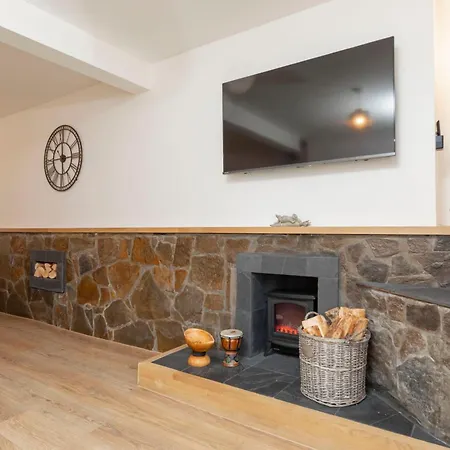 Sleeps 6. Free Wifi. Free Parking Central Location. Aberdare Exterior photo