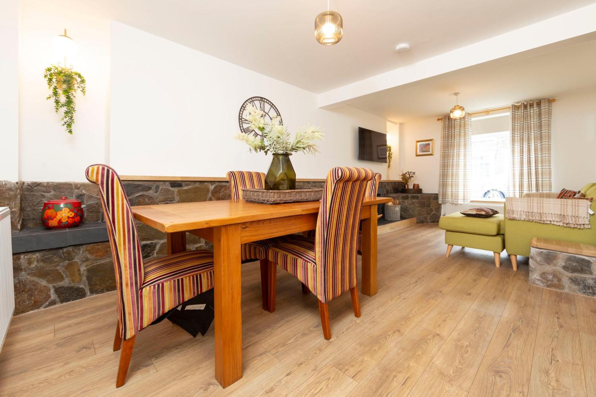 Holiday home Sleeps 6. Free Wifi. Free Parking Location. Aberdare