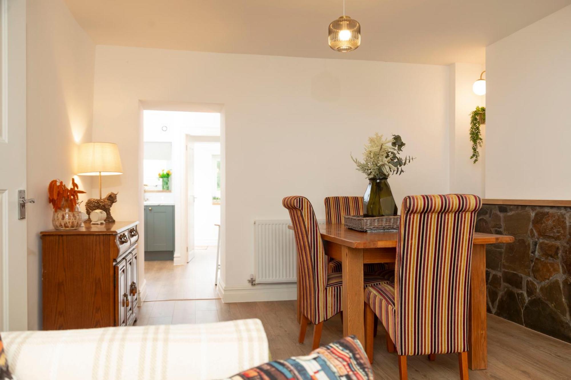 Sleeps 6. Free Wifi. Free Parking Location. * Aberdare