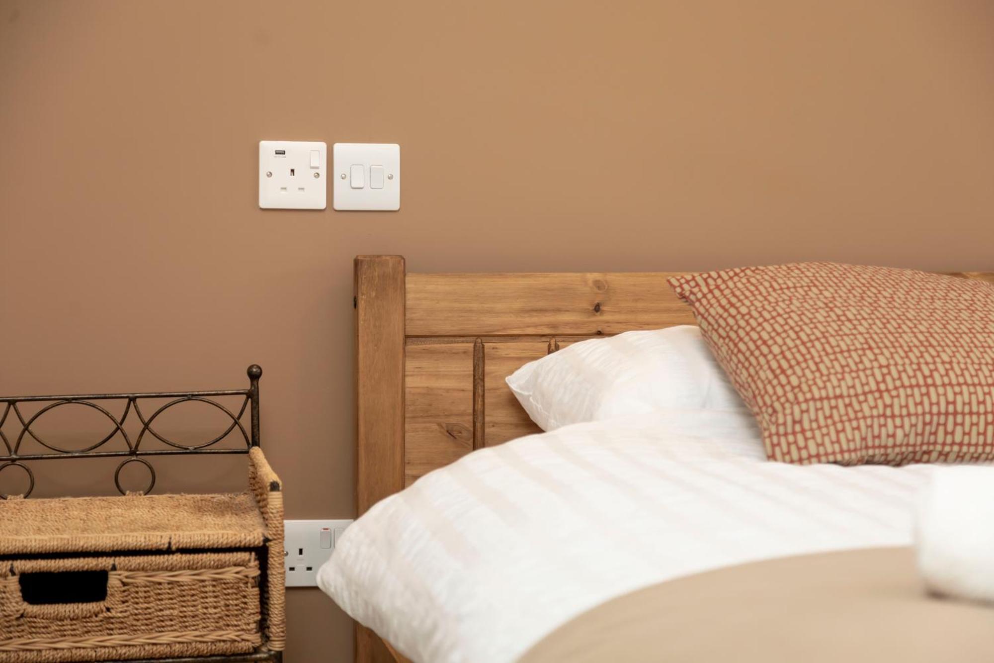 Sleeps 6. Free Wifi. Free Parking Location.