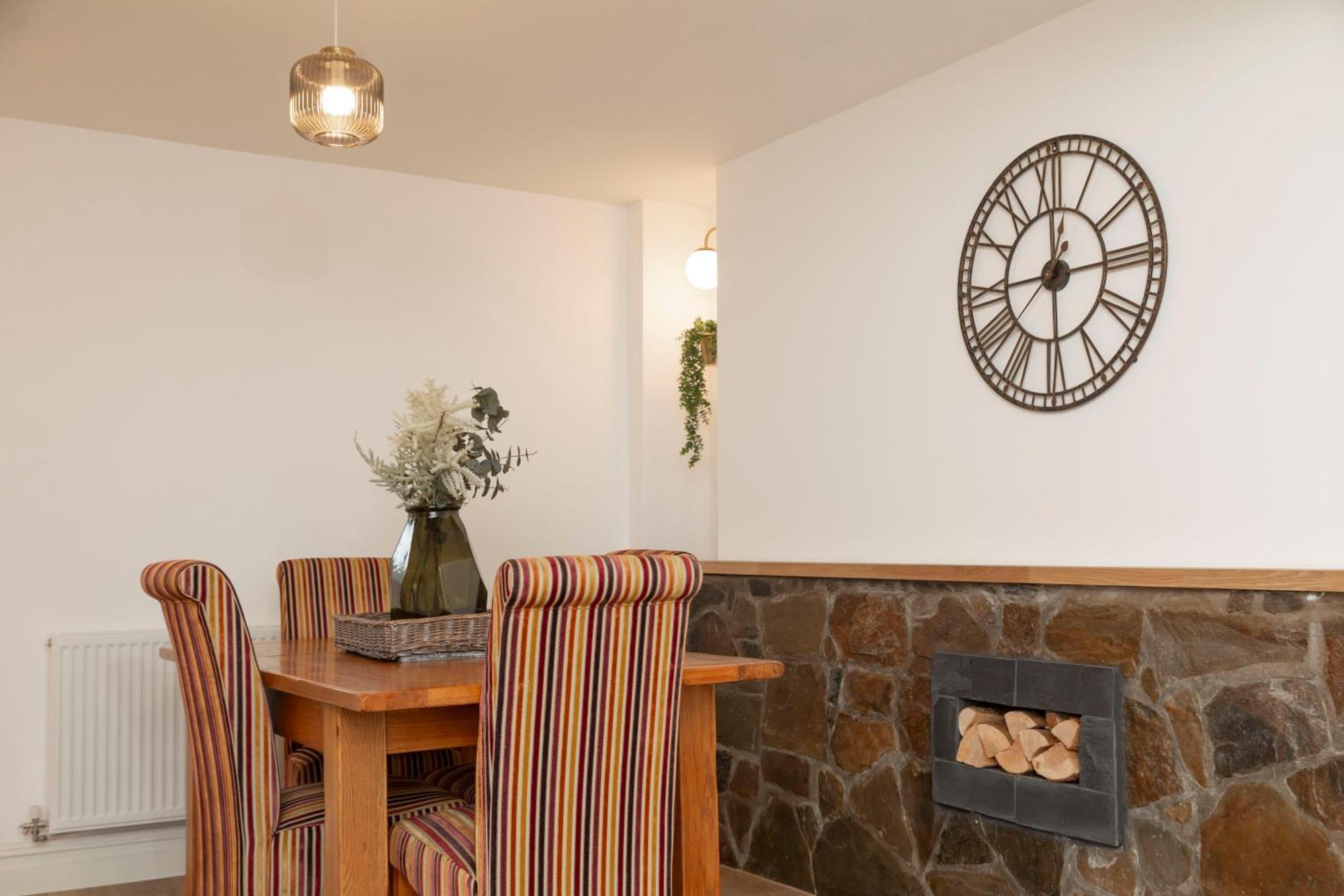 Sleeps 6. Free Wifi. Free Parking Location. *