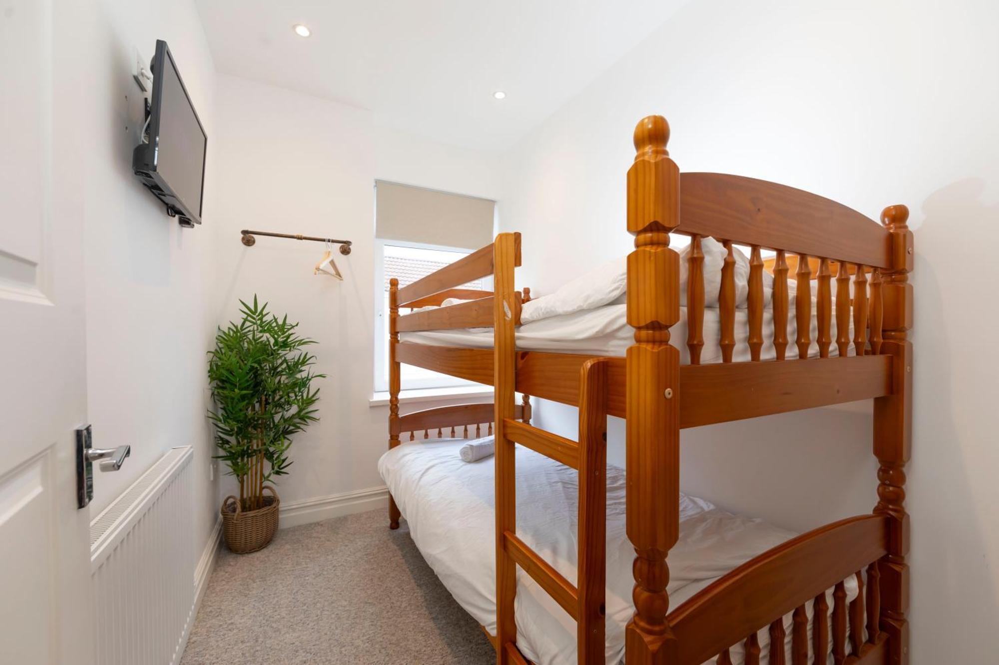 Sleeps 6. Free Wifi. Free Parking Location. Aberdare