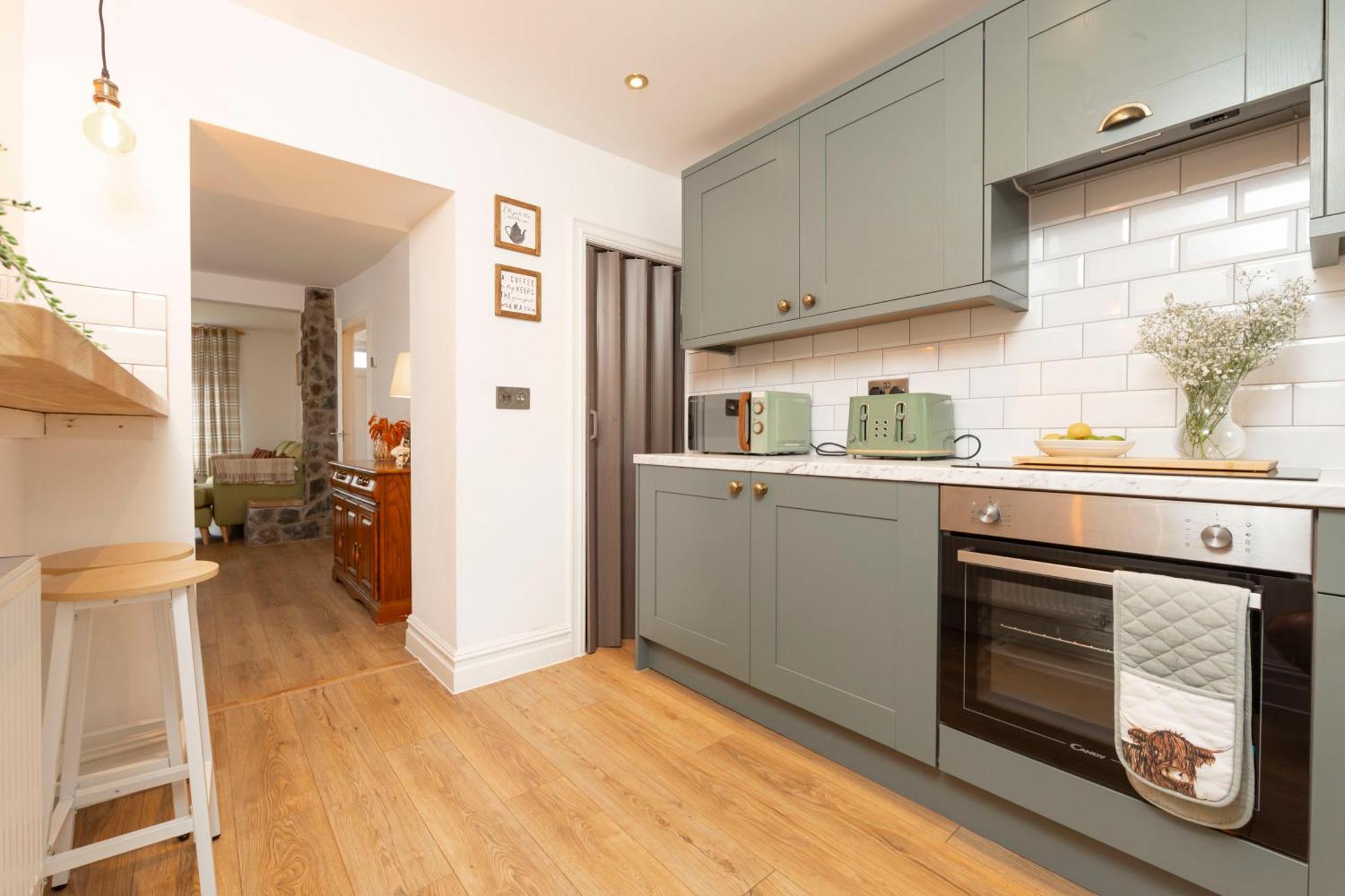 Sleeps 6. Free Wifi. Free Parking Location. * Aberdare