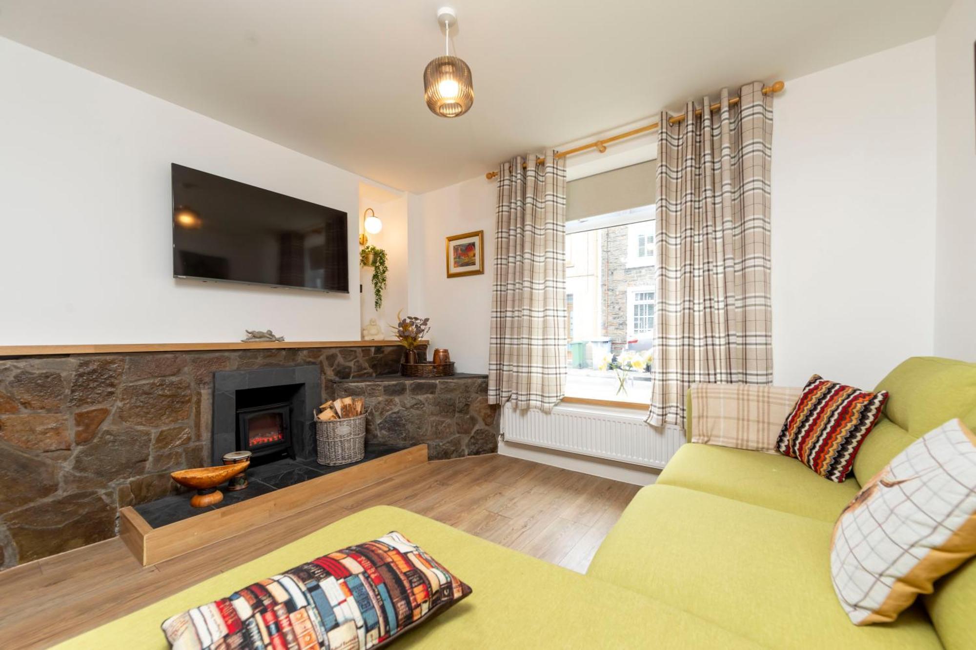 Sleeps 6. Free Wifi. Free Parking Location. Holiday home