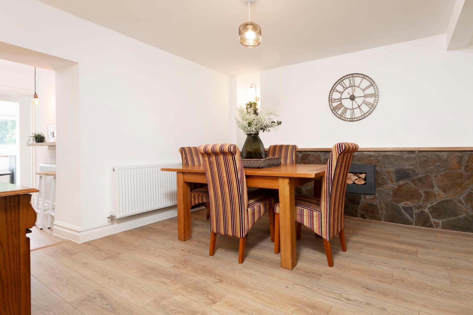 Sleeps 6. Free Wifi. Free Parking Location. Holiday home Aberdare