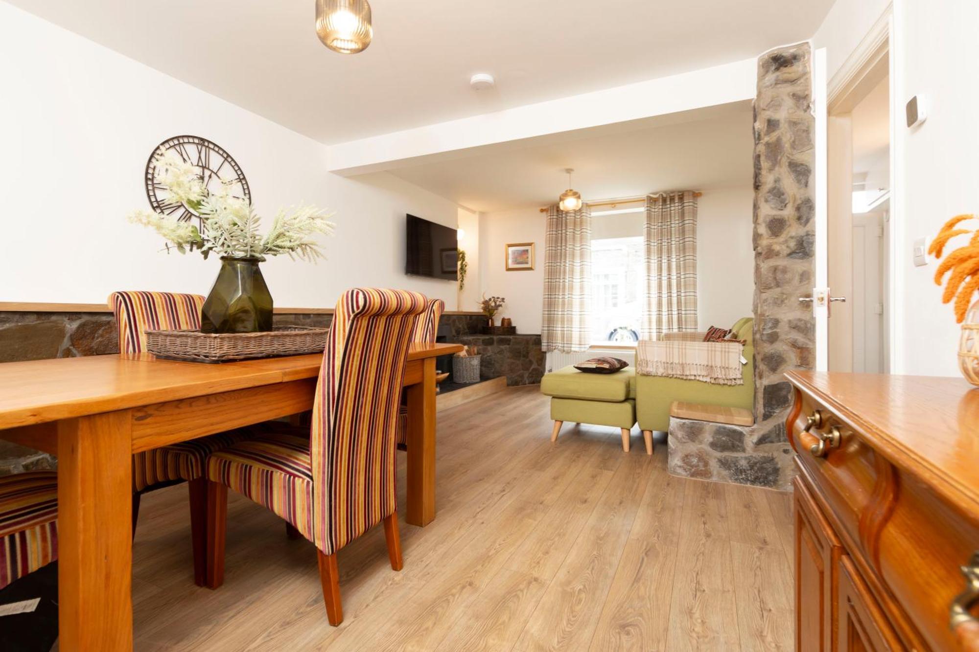 Holiday home Sleeps 6. Free Wifi. Free Parking Location. *