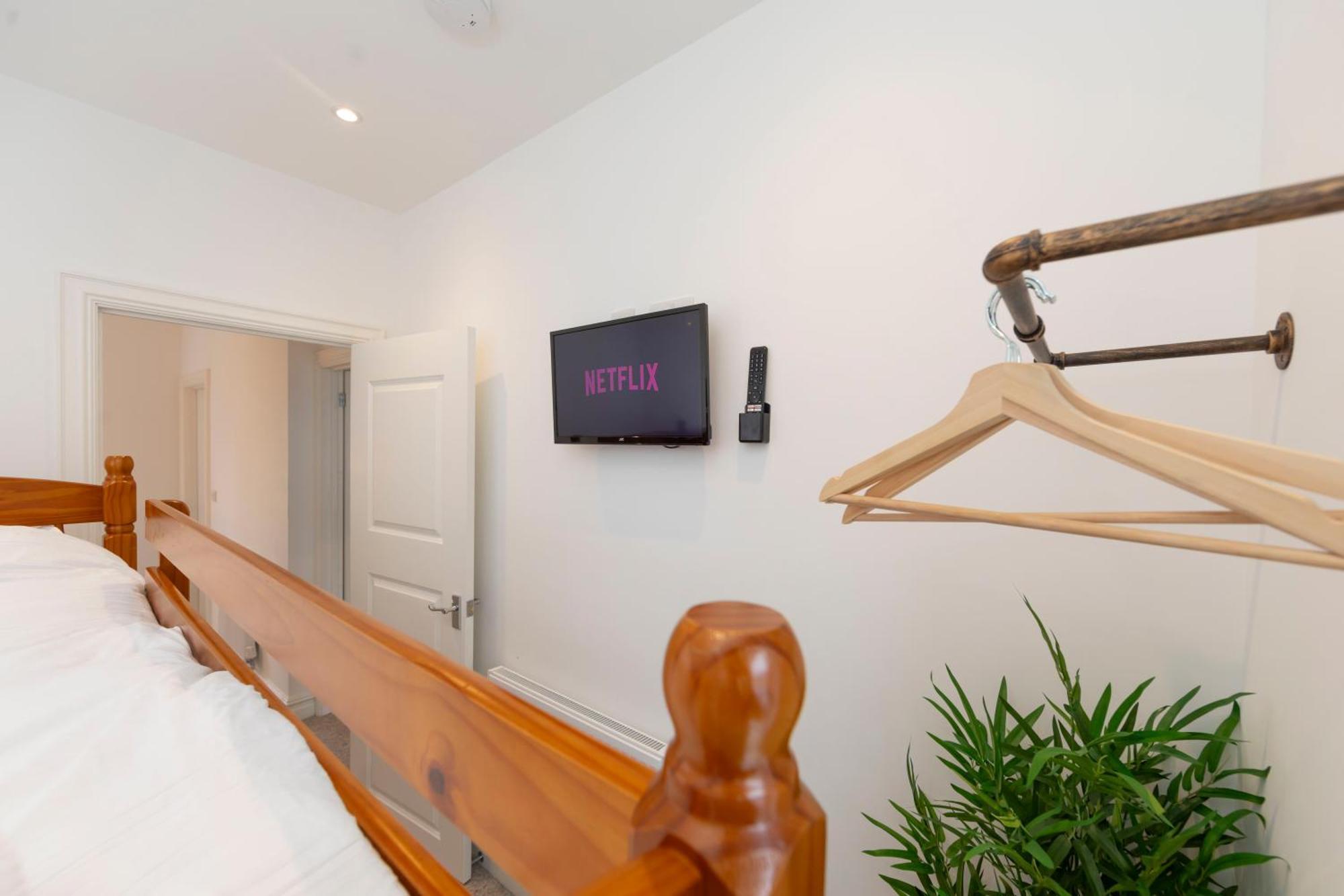 Holiday home Sleeps 6. Free Wifi. Free Parking Location. *