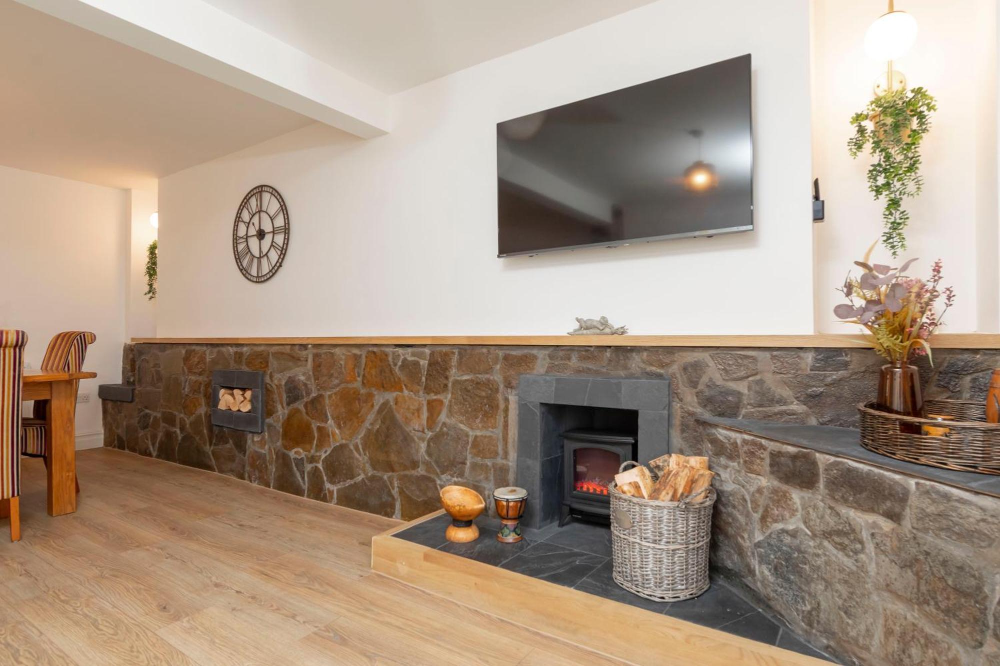 Holiday home Sleeps 6. Free Wifi. Free Parking Location. Aberdare